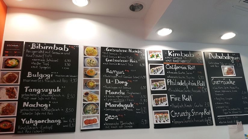 한국식당 홀에 준비된 반찬과 소스류