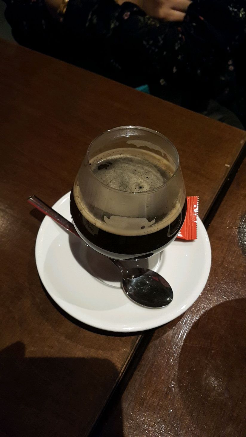 맥주펍 스크린에 중계되는 분데스리가 경기 화면
