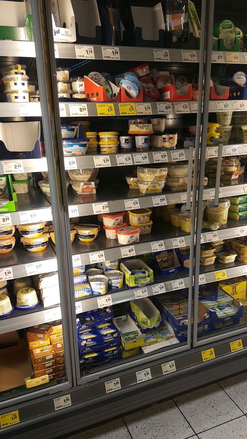 REWE 빵 매대에 진열된 여러 종류의 빵과 가격표