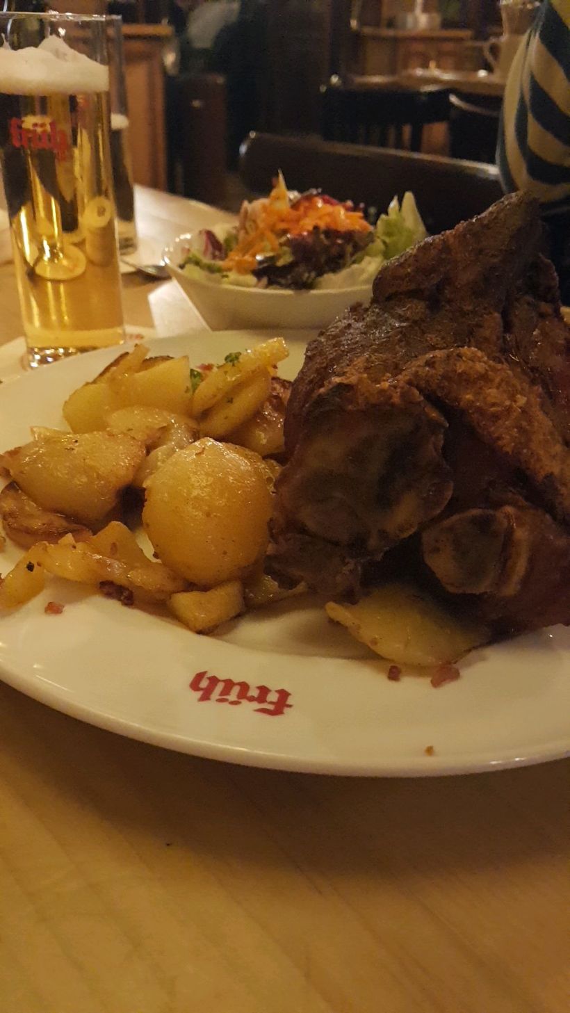 맥주잔과 받침대가 놓인 브로이하우스 테이블