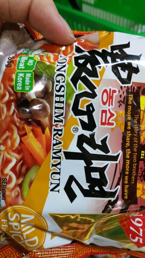중국마트 진열대에 놓인 여러 종류의 라면 봉지