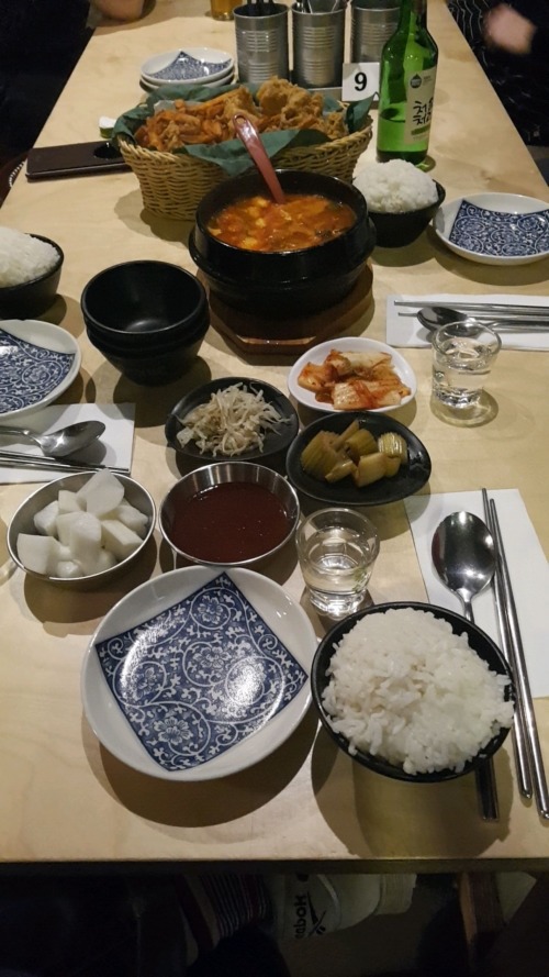 한국식당에서 나온 순두부찌개