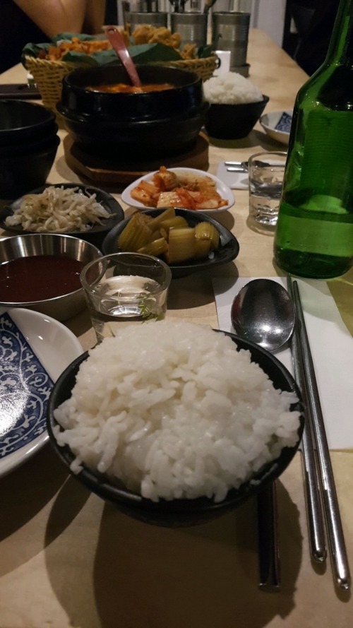 순두부찌개와 함께 나온 밑반찬 접시들