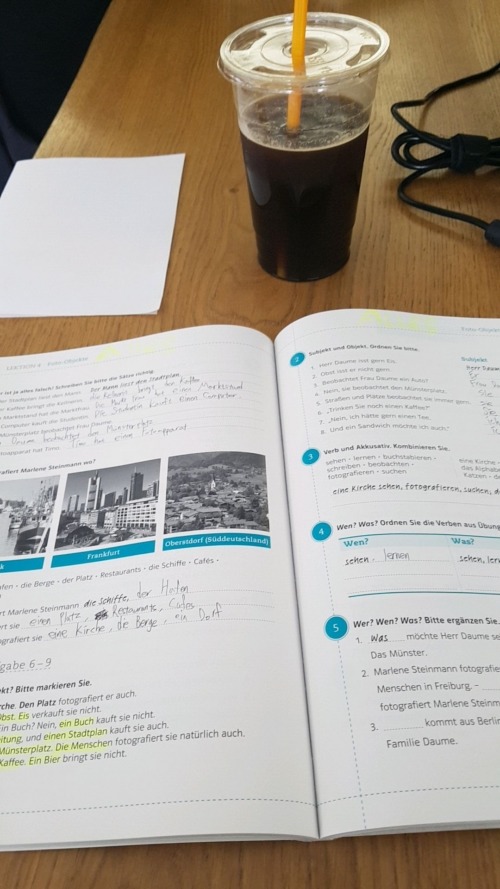 독일 드러그스토어 DM 매장의 건강식품 코너 진열대
